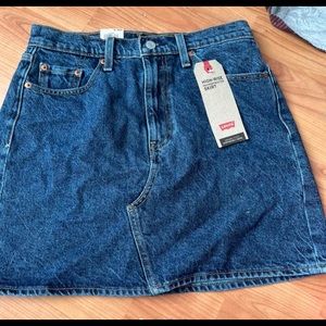 Dark wash Levi’s denim mini skirt, size 6, new with tags